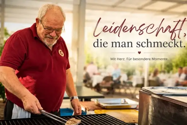 Antoine Stampfler im weinroten Polo wendet mit der Zange ein Stück Fleisch auf dem Grill, dahinter Gäste an gedeckten Tischen; Bildtext «Leidenschaft, die man schmeckt.»