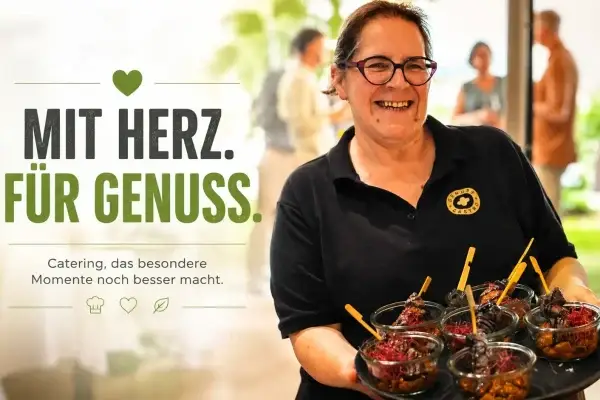 Beatrice Gasser im schwarzen Polo mit Genuss-Gastro-Logo trägt ein Tablett mit Dessertgläschen, dahinter Gäste am Apéro; Bildtext «Mit Herz. Für Genuss.»