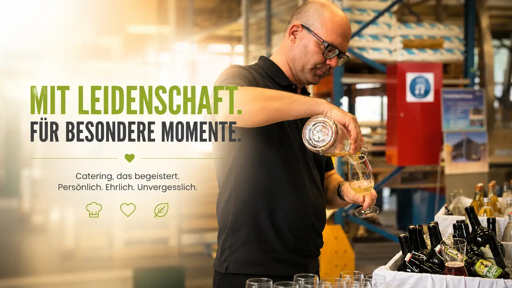 Mitarbeiter im schwarzen Polo schenkt Weisswein aus einer Karaffe ins Glas, davor Reihen leerer Gläser und gekühlte Flaschen